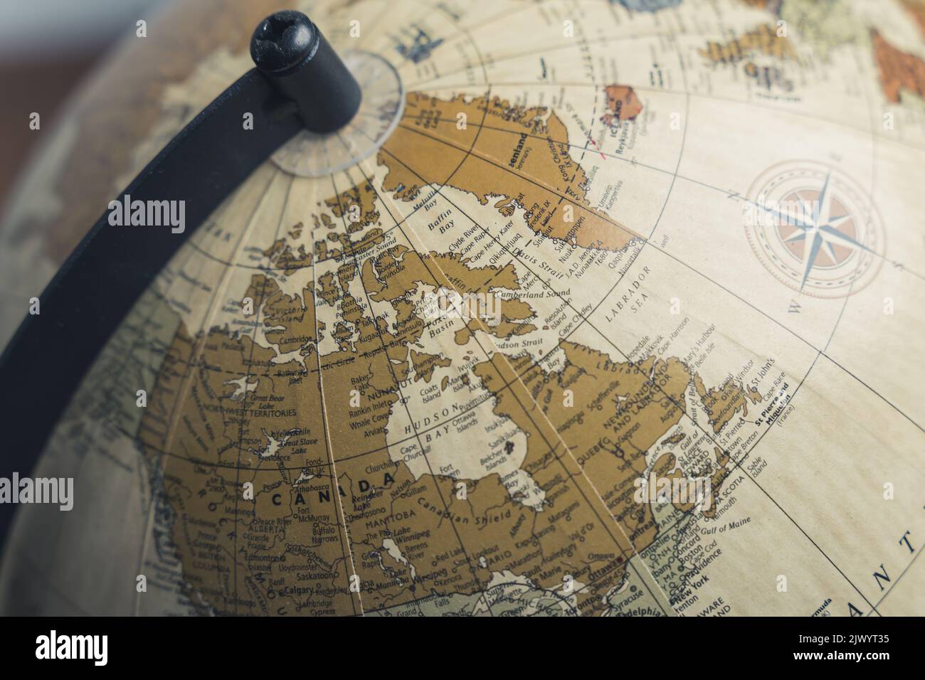 Primo piano del Canada su un globo geografico fisico rotante. Modello di messa a terra su un supporto. Foto di alta qualità Foto Stock