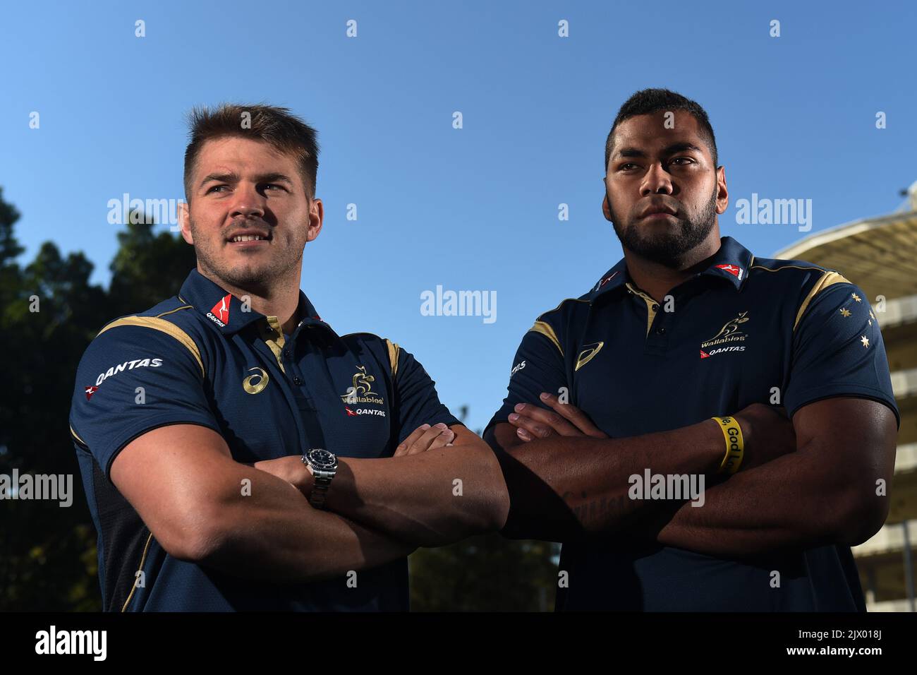 Uncapped Australian Rugby Union giocatore, Taqele Naiyaravoro (a destra), e ha ricordato il giocatore di prova, Drew Mitchell, posa per una fotografia dopo essere stato selezionato nella squadra per il prossimo Campionato di Rugby a Sydney Giovedi, 2 luglio 2015. (Immagine AAP/Paul Miller) Foto Stock