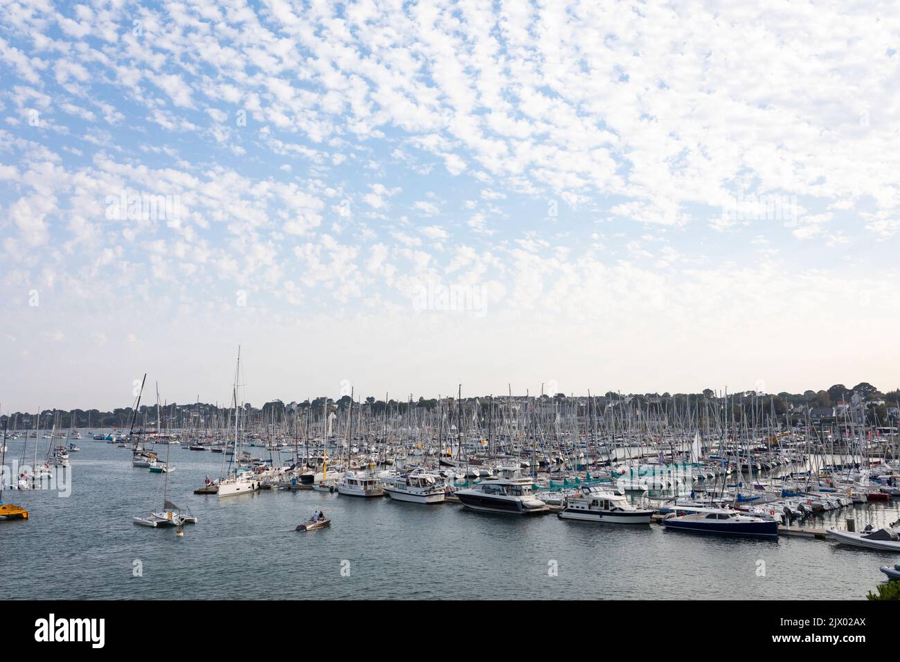 Barche a vela e barche a vela al porto turistico di Carnac, Bretagna, Francia Foto Stock