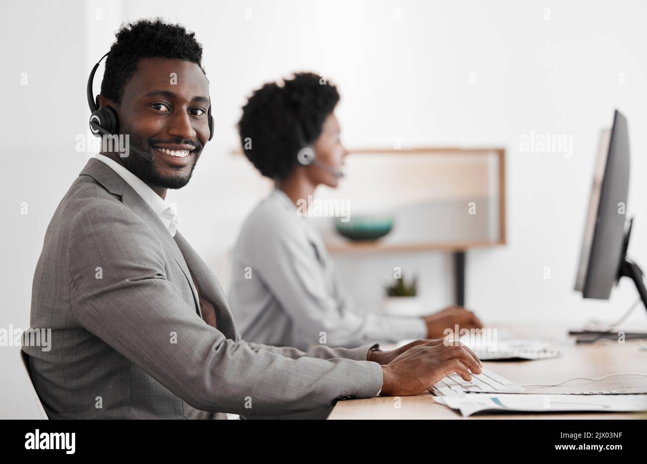 Web customer support e internet business man su una consultazione di aiuto online. Ritratto di un felice dipendente del call center che lavora al crm digitale Foto Stock