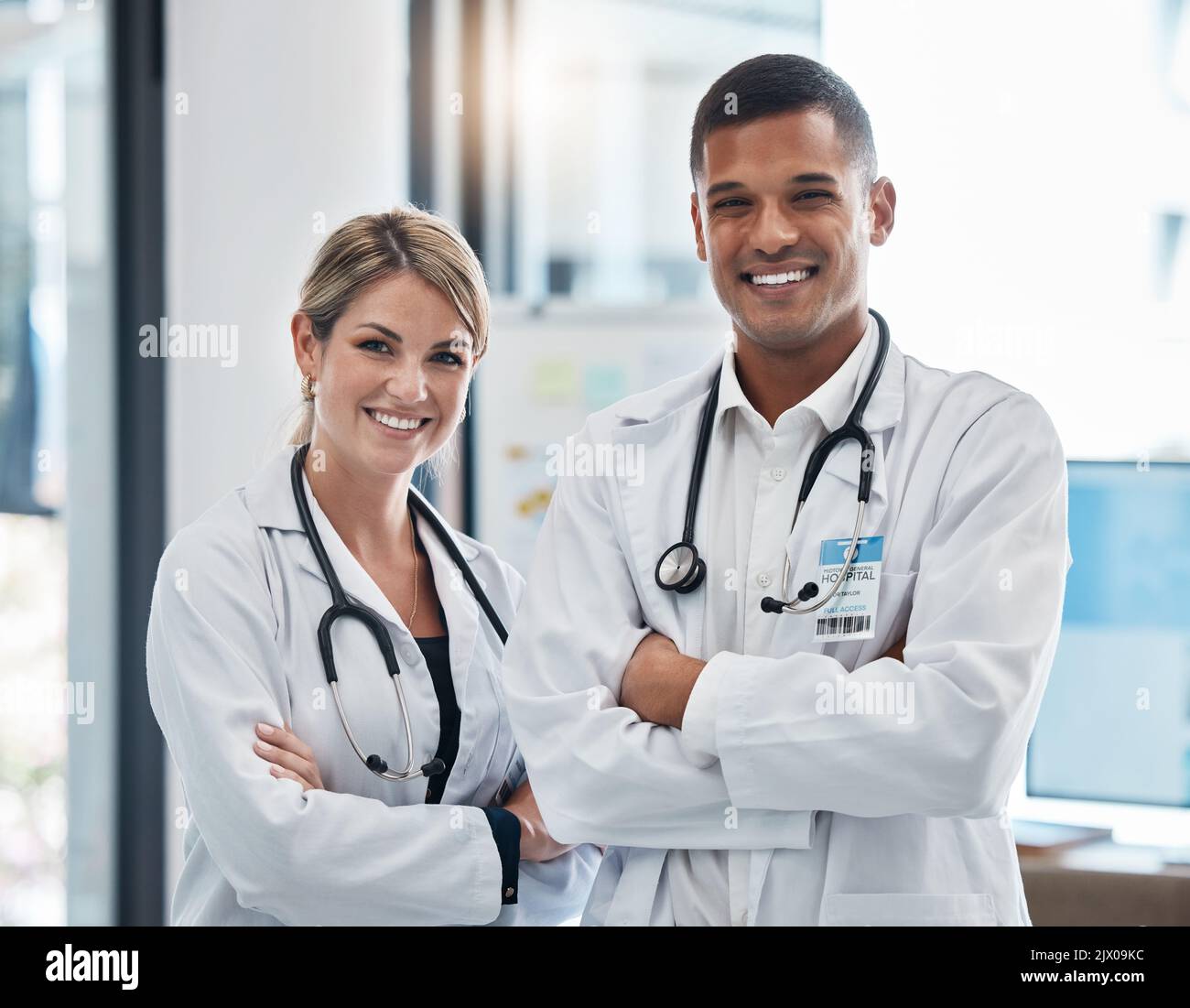 Medico, team sanitario e medico esperto che lavorano in ospedale insieme, facendo la consultazione e felice in clinica. Ritratto della motivazione per il lavoro di squadra Foto Stock