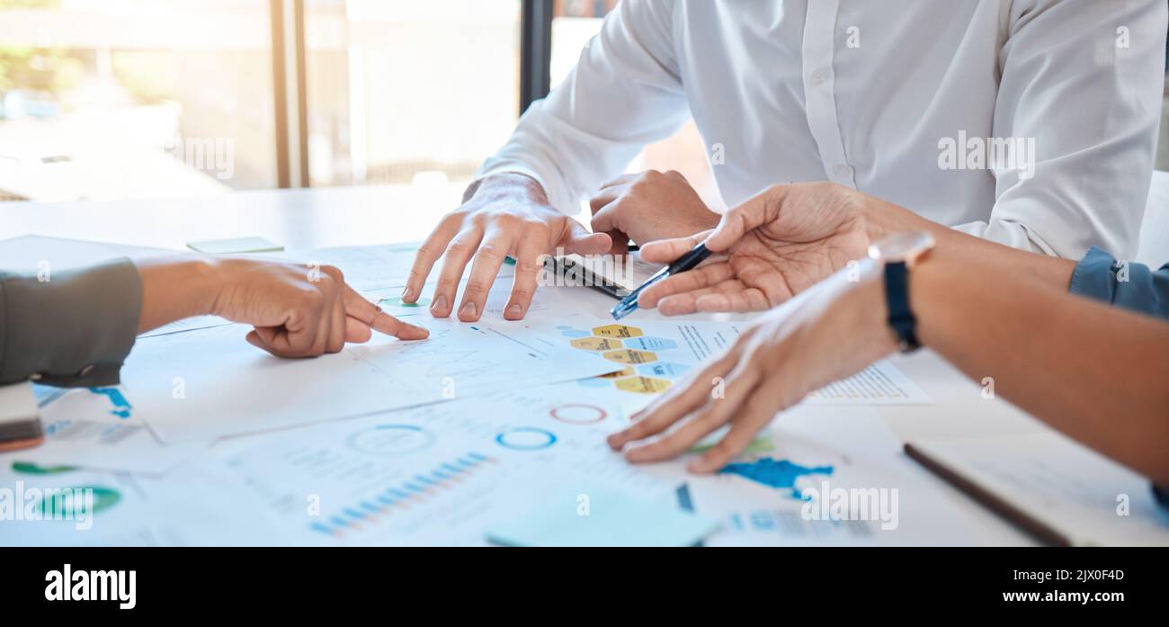 Team di pianificazione aziendale, collaborazione e analisi di marketing presso un'agenzia creativa o un'azienda con un primo piano pratico e documentato. Gruppo di progetto Foto Stock