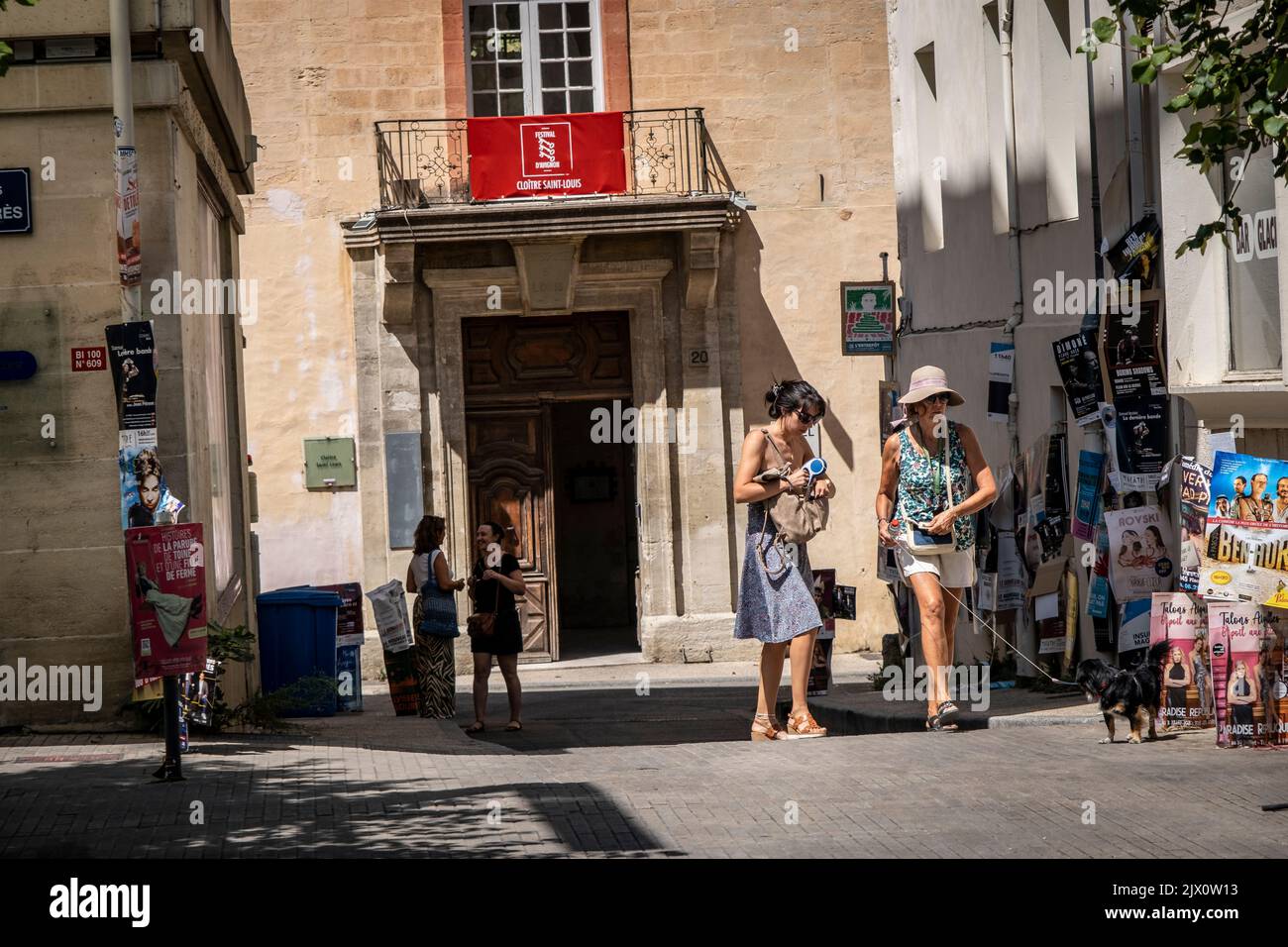 Città vecchia strada piena di gente artisti turisti poster d'arte durante il Festival di Avignone Off. Il Festival di Avignone è un festival annuale di arte che si tiene ad Avignone Foto Stock