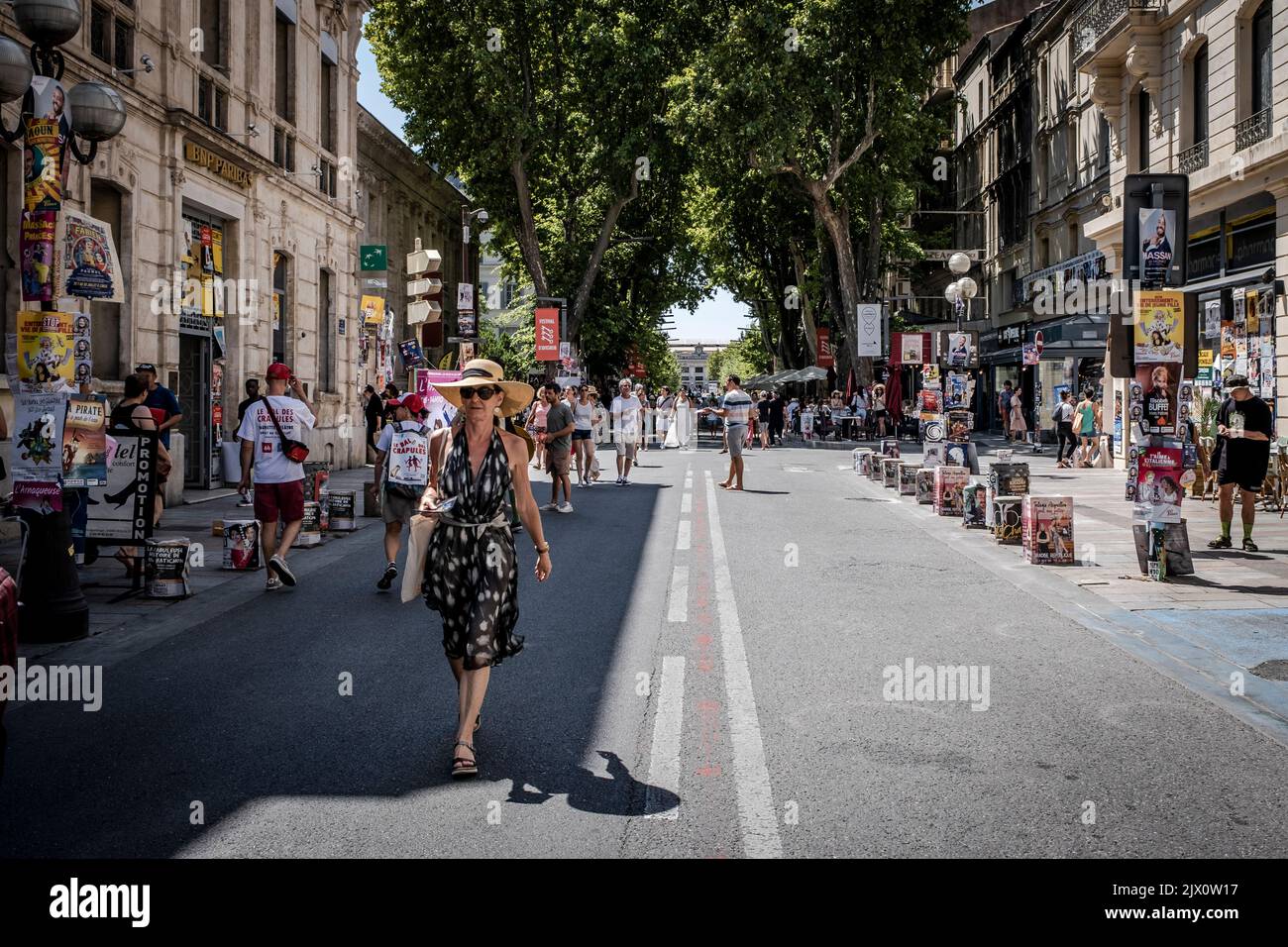 Città vecchia strada piena di gente artisti turisti poster d'arte durante il Festival di Avignone Off. Il Festival di Avignone è un festival annuale di arte che si tiene ad Avignone Foto Stock
