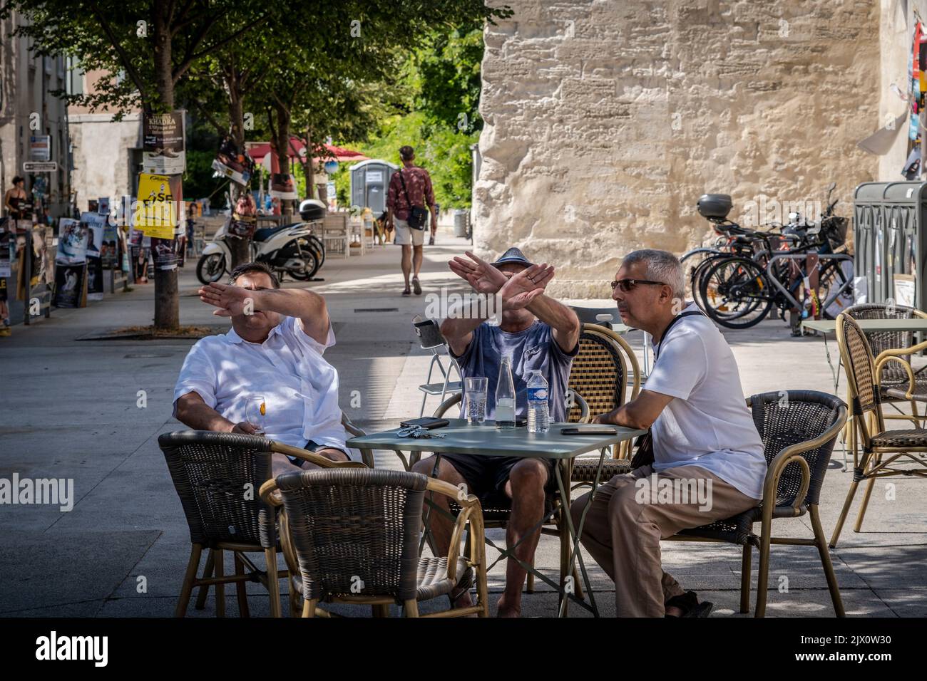 Città vecchia strada piena di gente artisti turisti poster d'arte durante il Festival di Avignone Off. Il Festival di Avignone è un festival annuale di arte che si tiene ad Avignone Foto Stock