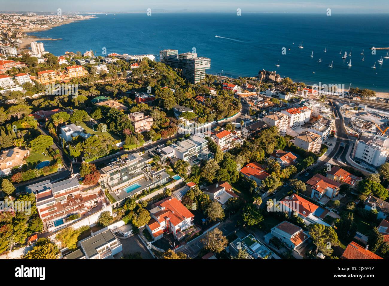 Vista aerea del drone Avenida Brasil a Cascais, Portogallo, una delle strade più costose del Portogallo che si affaccia sulla baia di Cascais Foto Stock