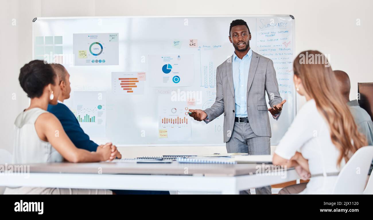 Coaching, leadership e un uomo d'affari che fa una presentazione su strategia e relazioni aziendali. Comunicazione, pianificazione e formazione di un team leader Foto Stock