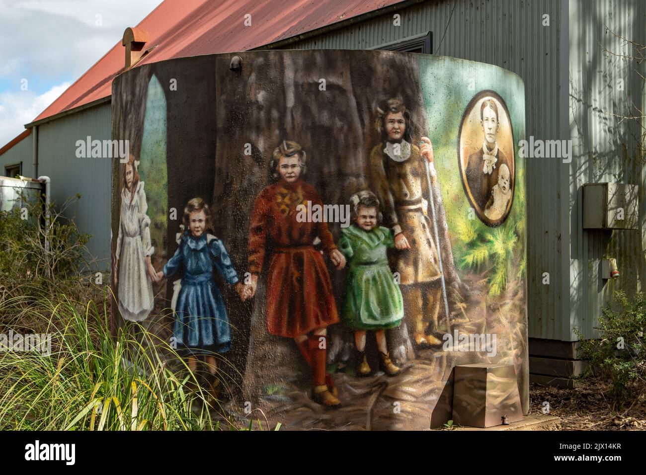 Storia rurale Water Tank Art, Kinglake West, Victoria, Australia Foto Stock