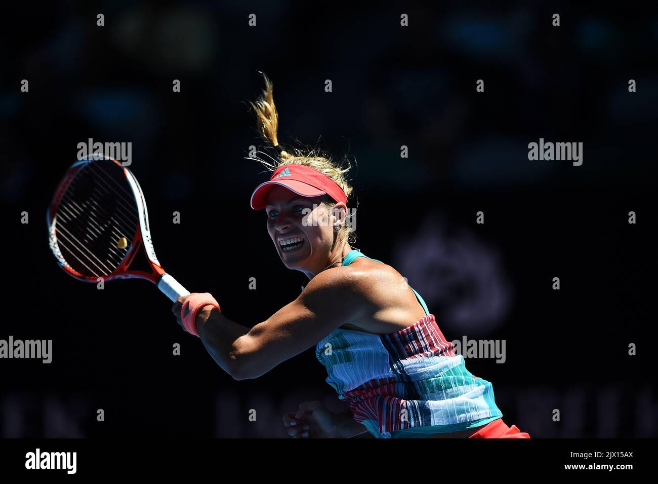 Angelique Kerber di Germania gioca un colpo contro Annika Beck di Germania  durante la loro quarta partita il giorno otto del torneo di tennis  Australian Open a Melbourne, Australia, il lunedì 25