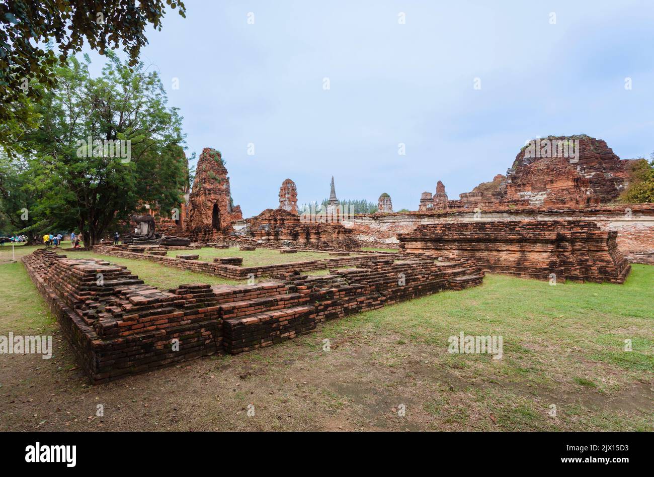 Dilapidato mattoni rossi prangs e muri nelle rovine a Wat Maha che, il tempio reale sacro in Ayutthaya, Thailandia Foto Stock