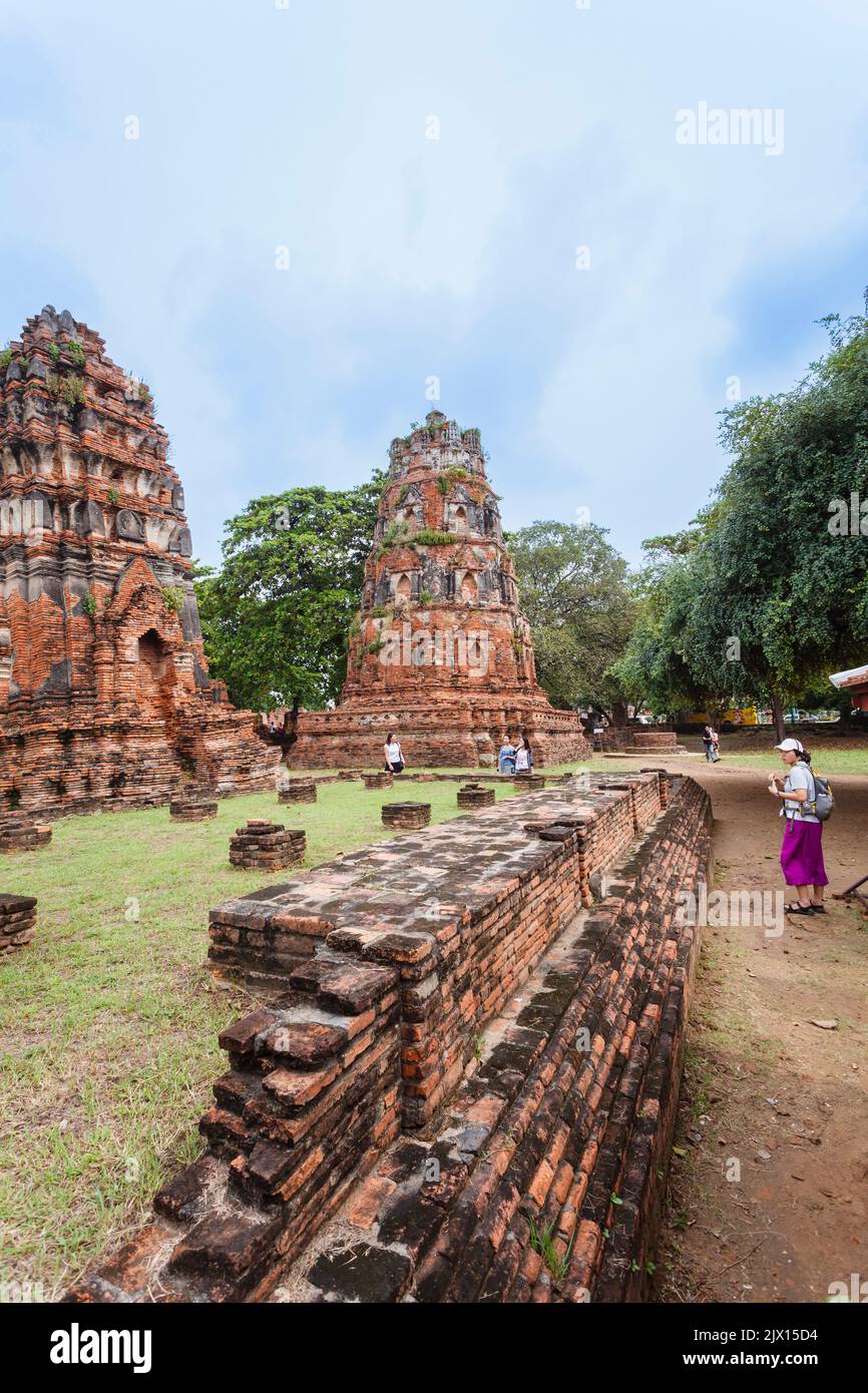 Dilapidato mattoni rossi prangs in pericolo di collasso nelle rovine a Wat Maha che, il tempio sacro reale a Ayutthaya, Thailandia Foto Stock