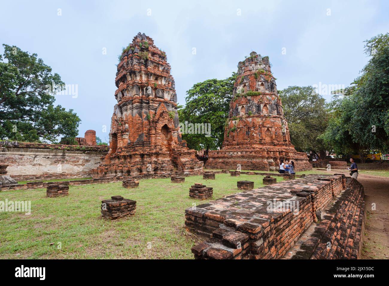 Dilapidato mattoni rossi prangs in pericolo di collasso nelle rovine a Wat Maha che, il tempio sacro reale a Ayutthaya, Thailandia Foto Stock