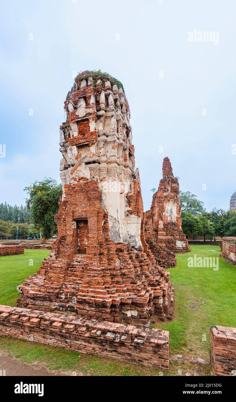 Dilapidato, sbriciolante mattoni rossi prangs nelle rovine a Wat Maha che, il tempio reale sacro in Ayutthaya, Thailandia Foto Stock