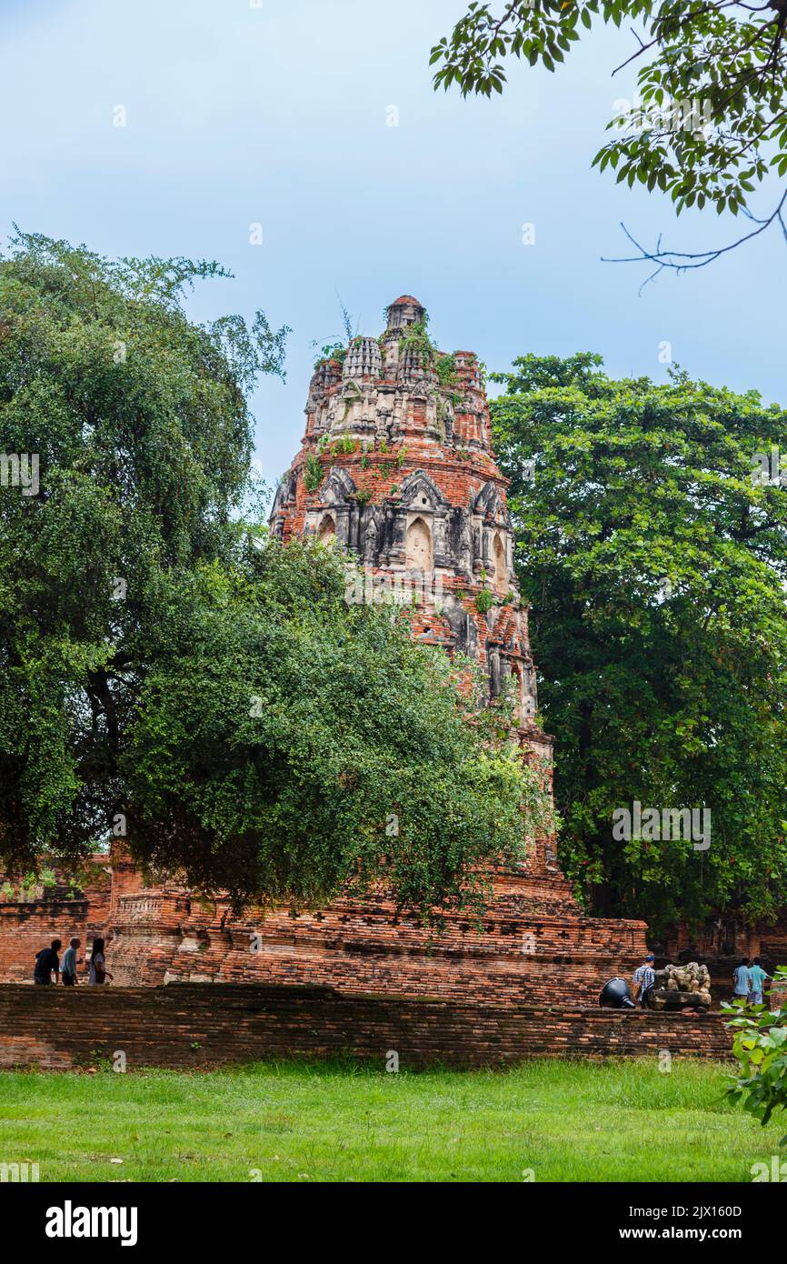Dilapidato, sbriciolante mattone rosso prang appoggiato e in pericolo di collasso nelle rovine a Wat Maha che, il sacro tempio reale di Ayutthaya, Thailandia Foto Stock
