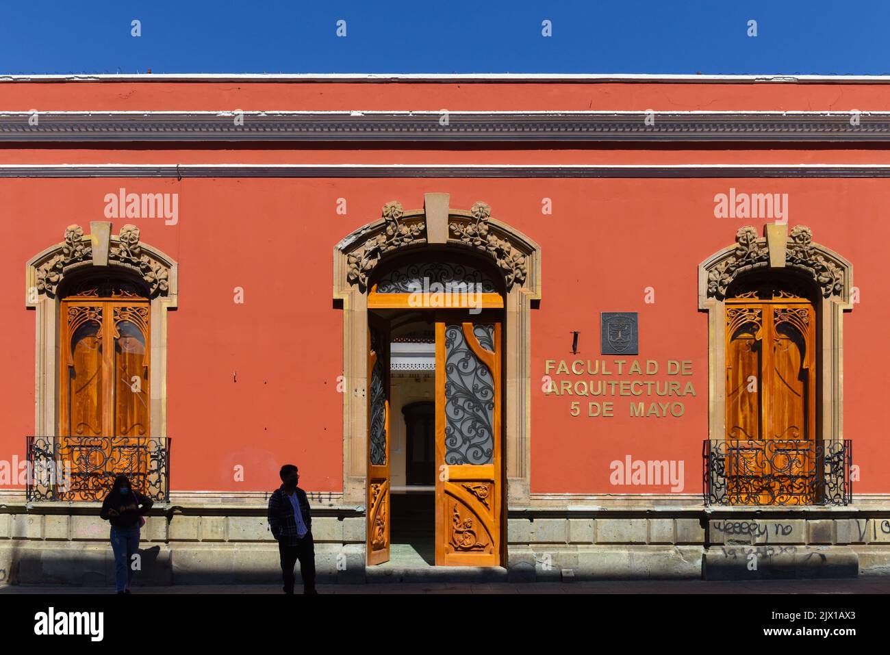 Bellissimo edificio coloniale della Facoltà di architettura sul viale 5 de Mayo nel centro storico di Oaxaca de Juarez, stato di Oaxaca, Messico Foto Stock