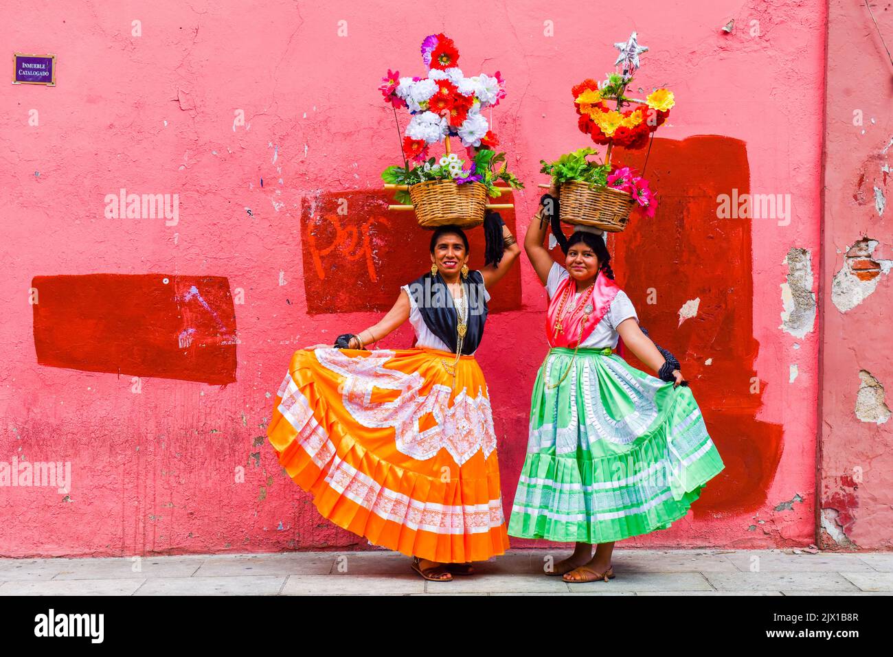 Donne Oaxacan vestite con abiti tradizionali, Oaxaca de Juarez, Messico Foto Stock