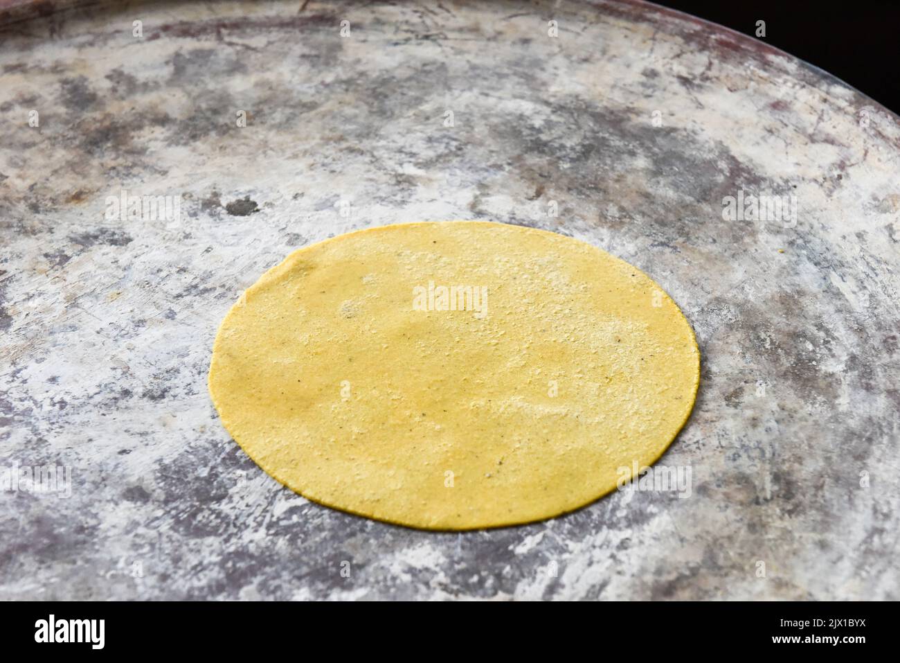 Tortillas cucina su un forno all'aperto, Oaxaca Messico Foto Stock