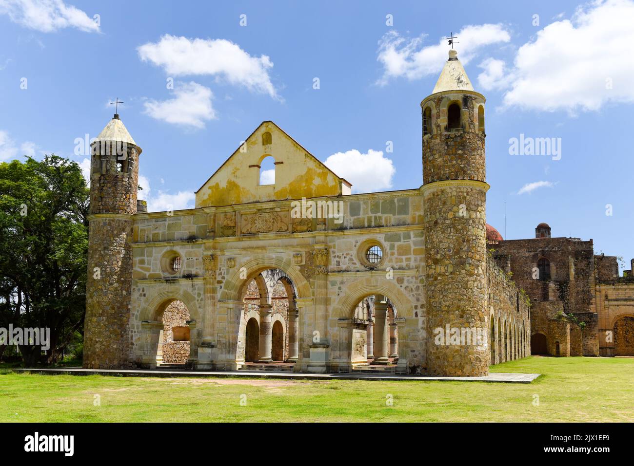 Il famoso ex monastero di Santiago Apóstol, Cuilapan de Guerrero, stato di Oaxaca, Messico Foto Stock