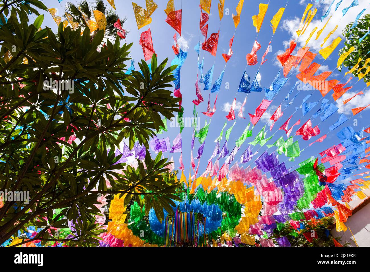 Decorazioni Papel picado nel centro storico di Oaxaca de Juarez, stato di Oaxaca, Messico Foto Stock