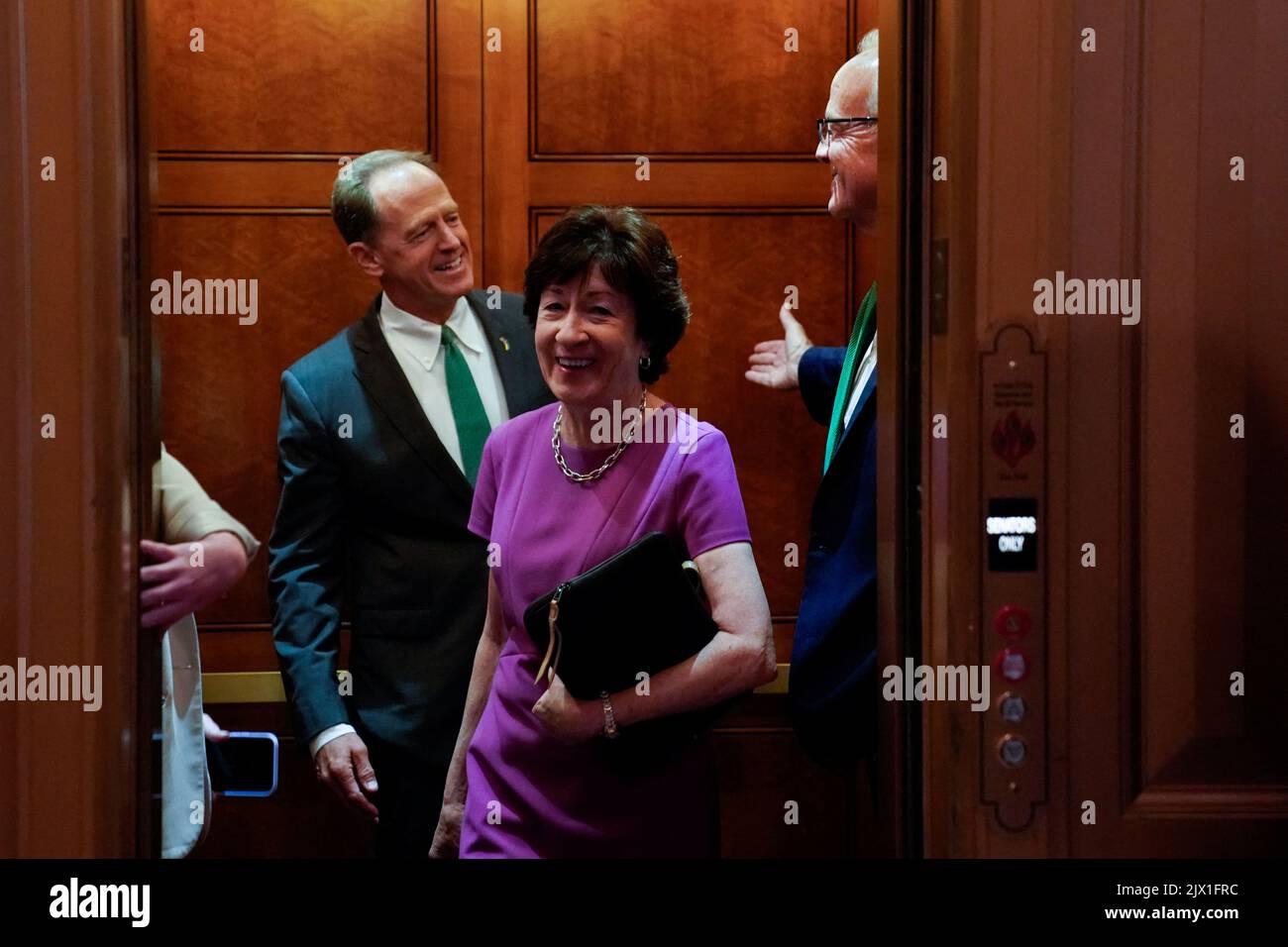 I senatori statunitensi Pat Toomey (R-PA), Susan Collins (R-ME) e Jerry Moran (R-KS) arrivano per un voto al Campidoglio degli Stati Uniti a Washington, 6 settembre 2022. REUTERS/Elizabeth Frantz Foto Stock