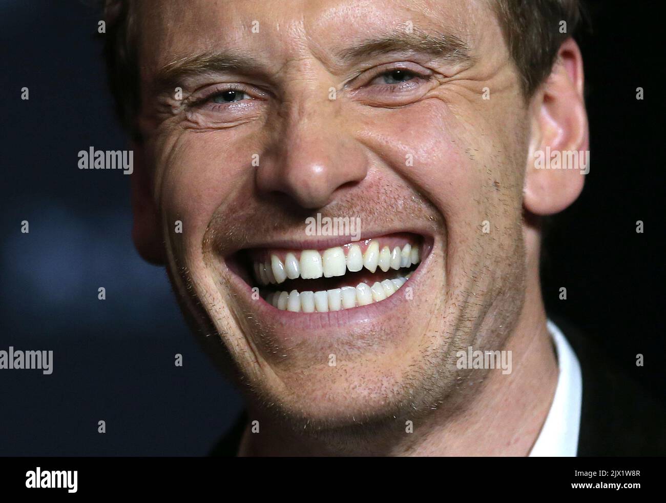 L'attore Michael Fassbender, che interpreta il personaggio Magneto, ride mentre viene intervistato sul tappeto rosso prima di assistere a una proiezione VIP del film X-Men: Apocalypse a Sydney, lunedì 16 maggio 2016. (Immagine AAP/David Moir) Foto Stock