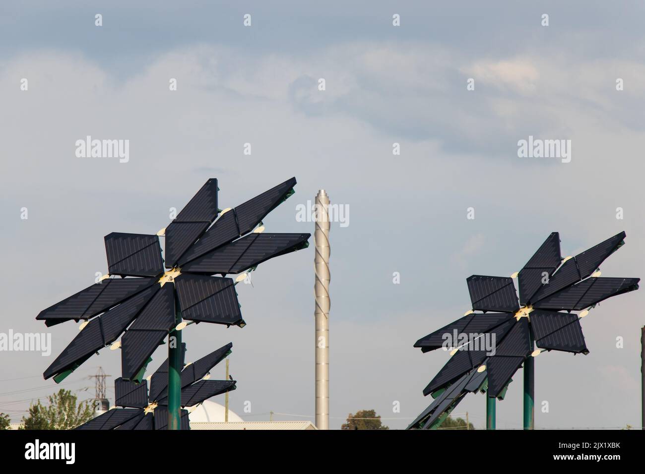 Pannelli solari astratti a forma di fiore (SolarFlower), un prodotto innovativo rinnovabile, sono visti al mattino presto. Foto Stock