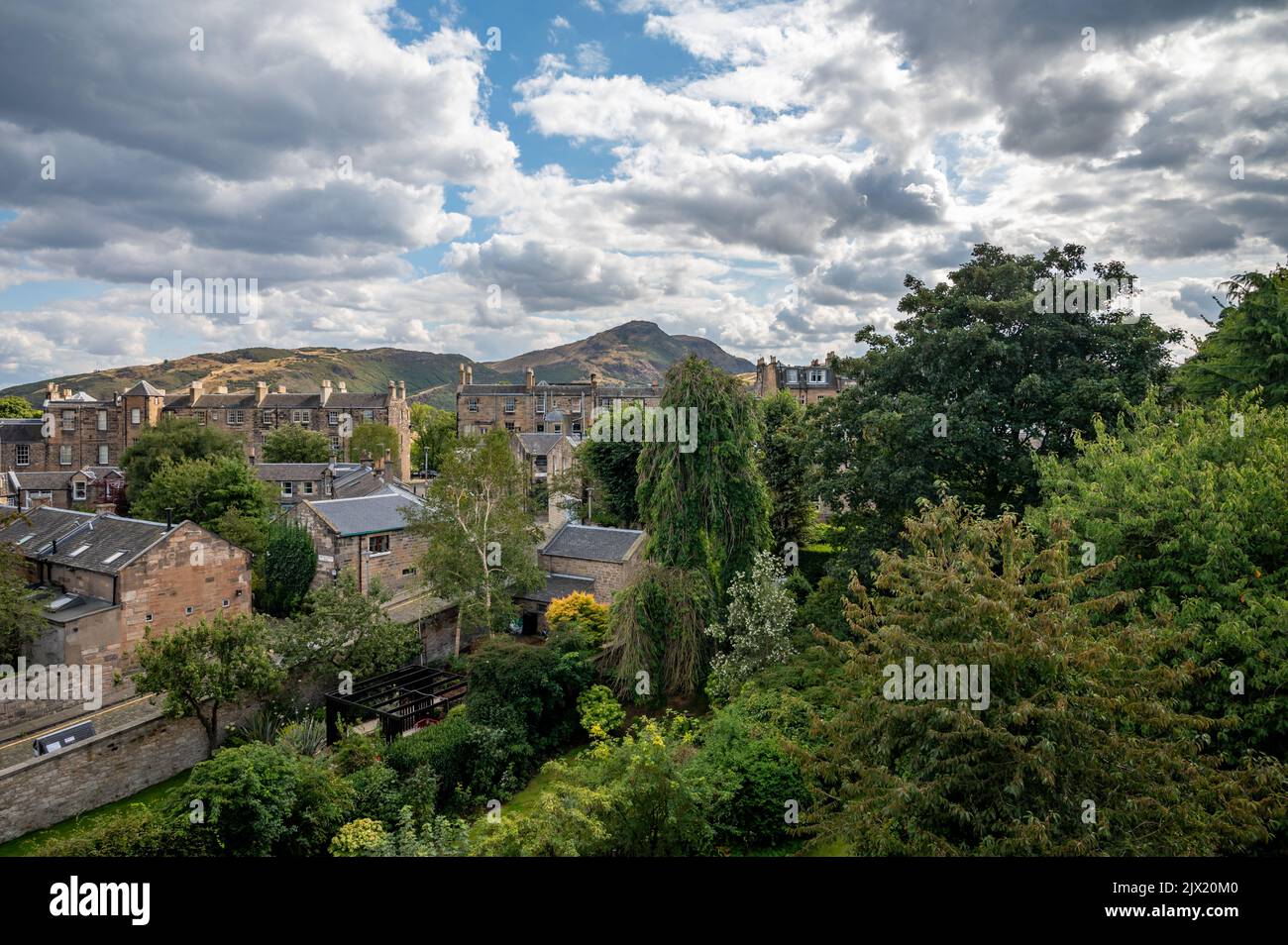 Nuova città di Edimburgo, vista su case, colline e alberi nella parte vecchia della città, Scozia, Regno Unito in estate Foto Stock