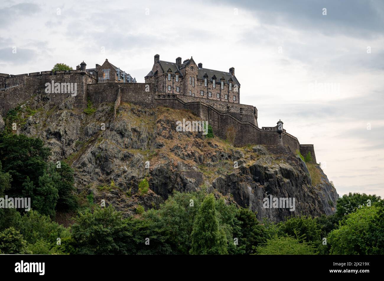 Vista da Princes Street al centro storico e al castello della città di Edimburgo, vista su case, colline e alberi nella parte vecchia della città, Scozia, Regno Unito in estate Foto Stock