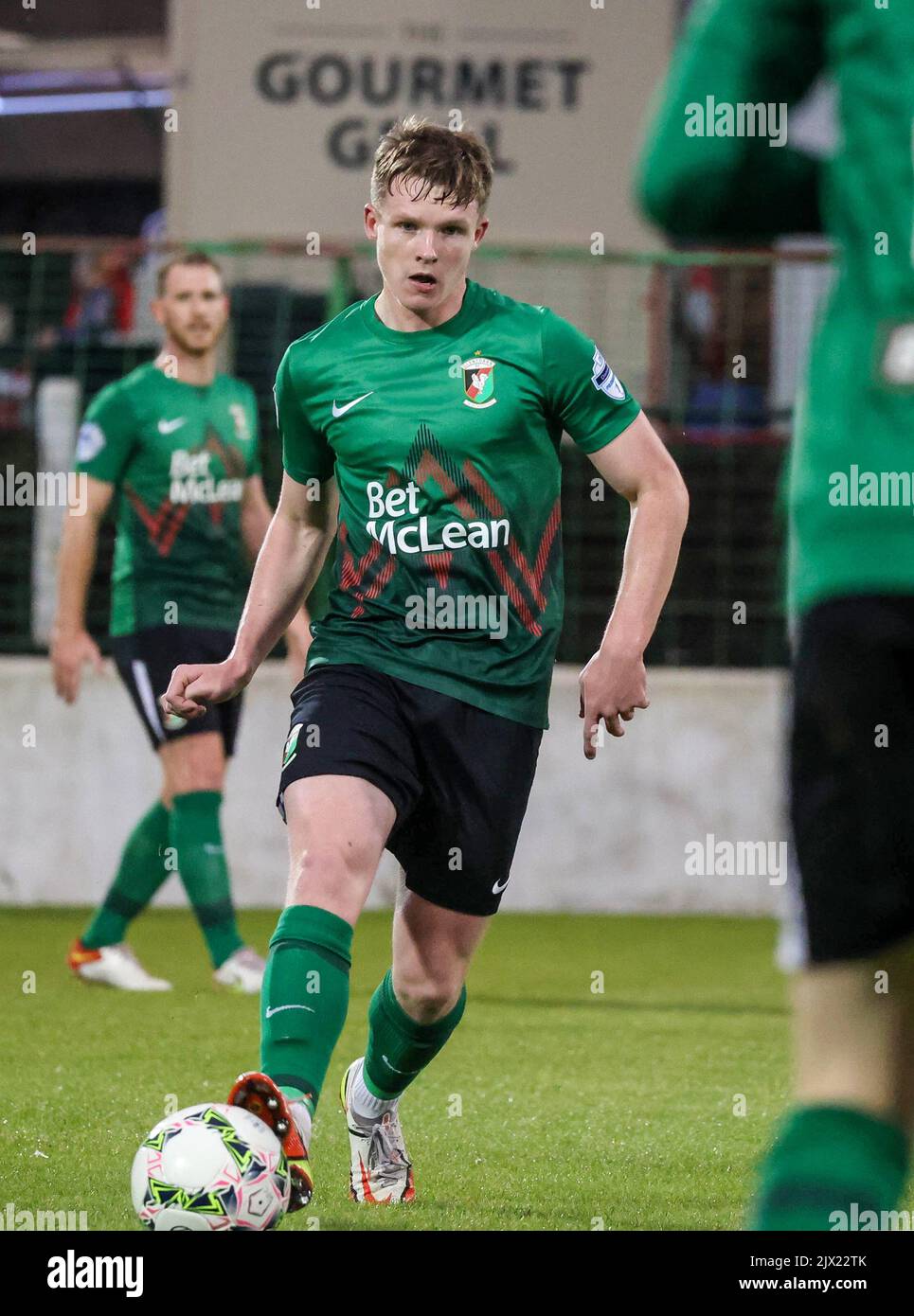 The Oval, Belfast, Irlanda del Nord, Regno Unito. 06 settembre 2022. Protezione della contea di Antrim. Glentoran 1 Distilleria Lisburn 0. Terry Devlin, calciatore glentorano, in azione. Foto Stock