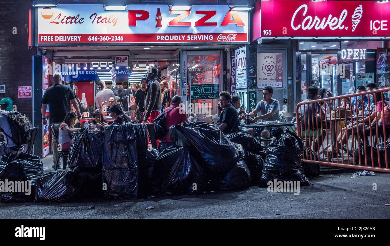 Street scene di notte vicino a Times Square, New York City, USA Foto Stock