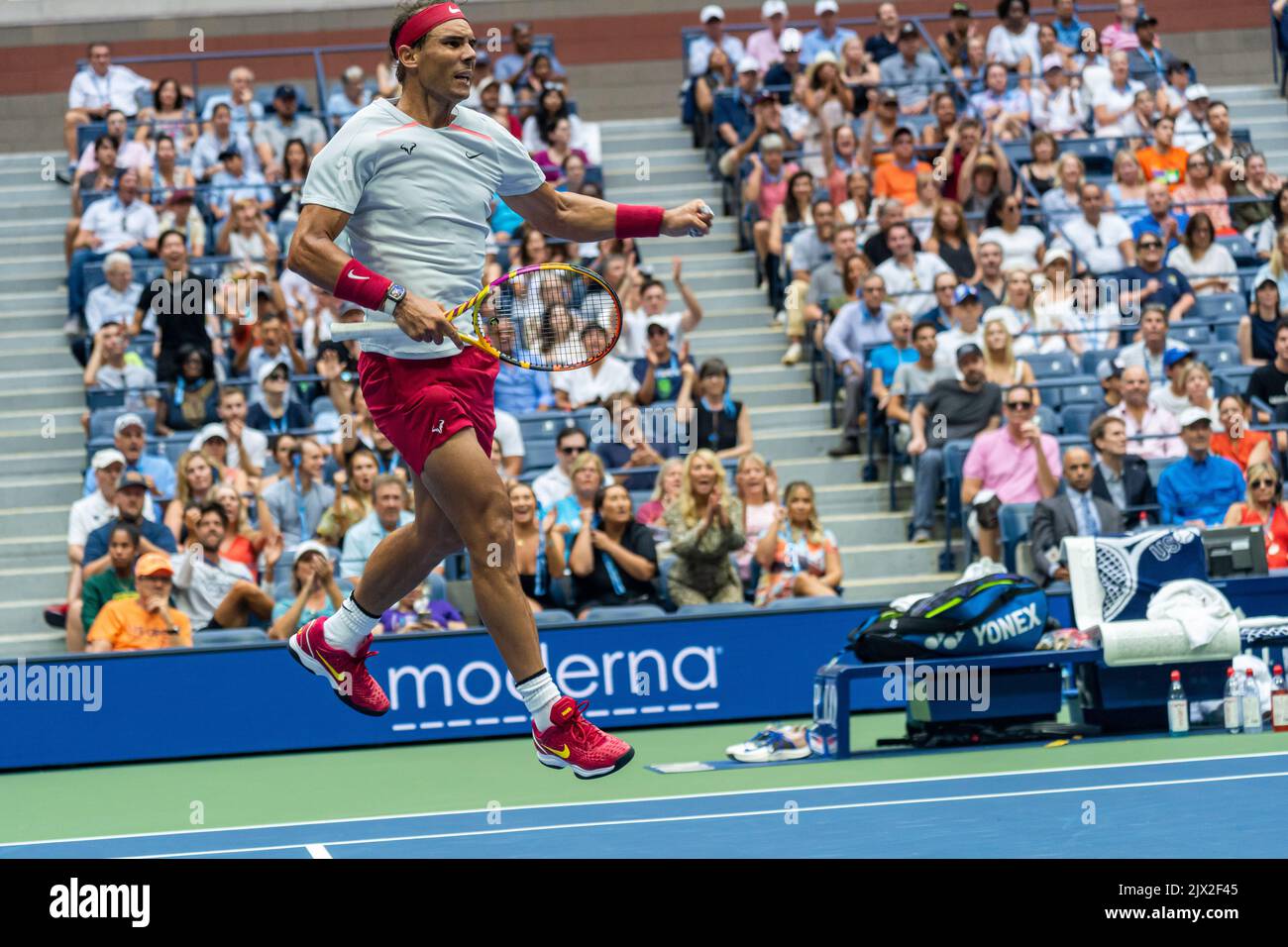 Rafael Nadal (ESP)gareggiando nel 4R al 2022 US Open. Foto Stock