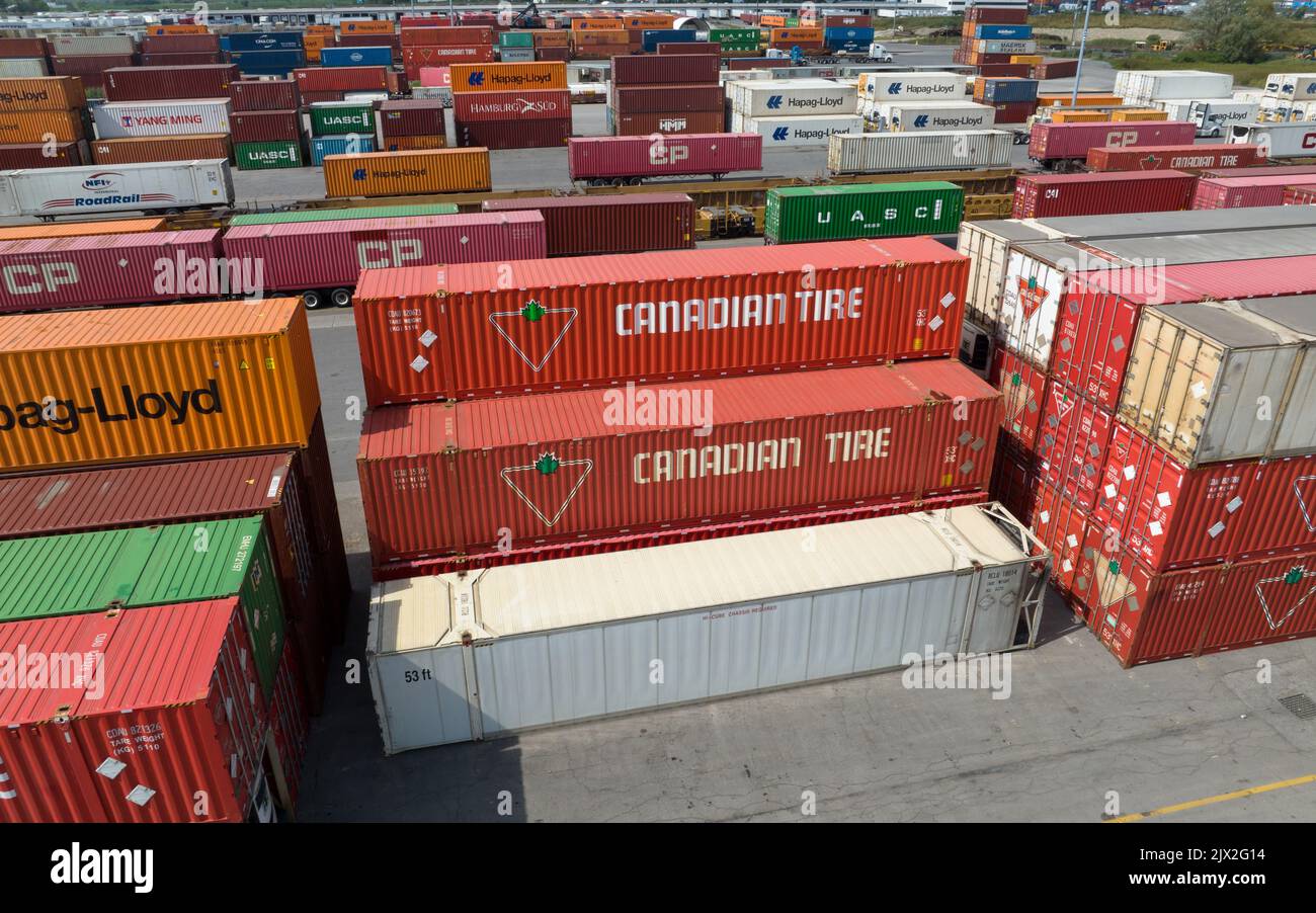 Una foto aerea sopra un contenitore di spedizione Canadian Tire in un terminale di spedizione. Canadian Tire è una grande società di vendita al dettaglio popolare in tutto il Canada. Foto Stock