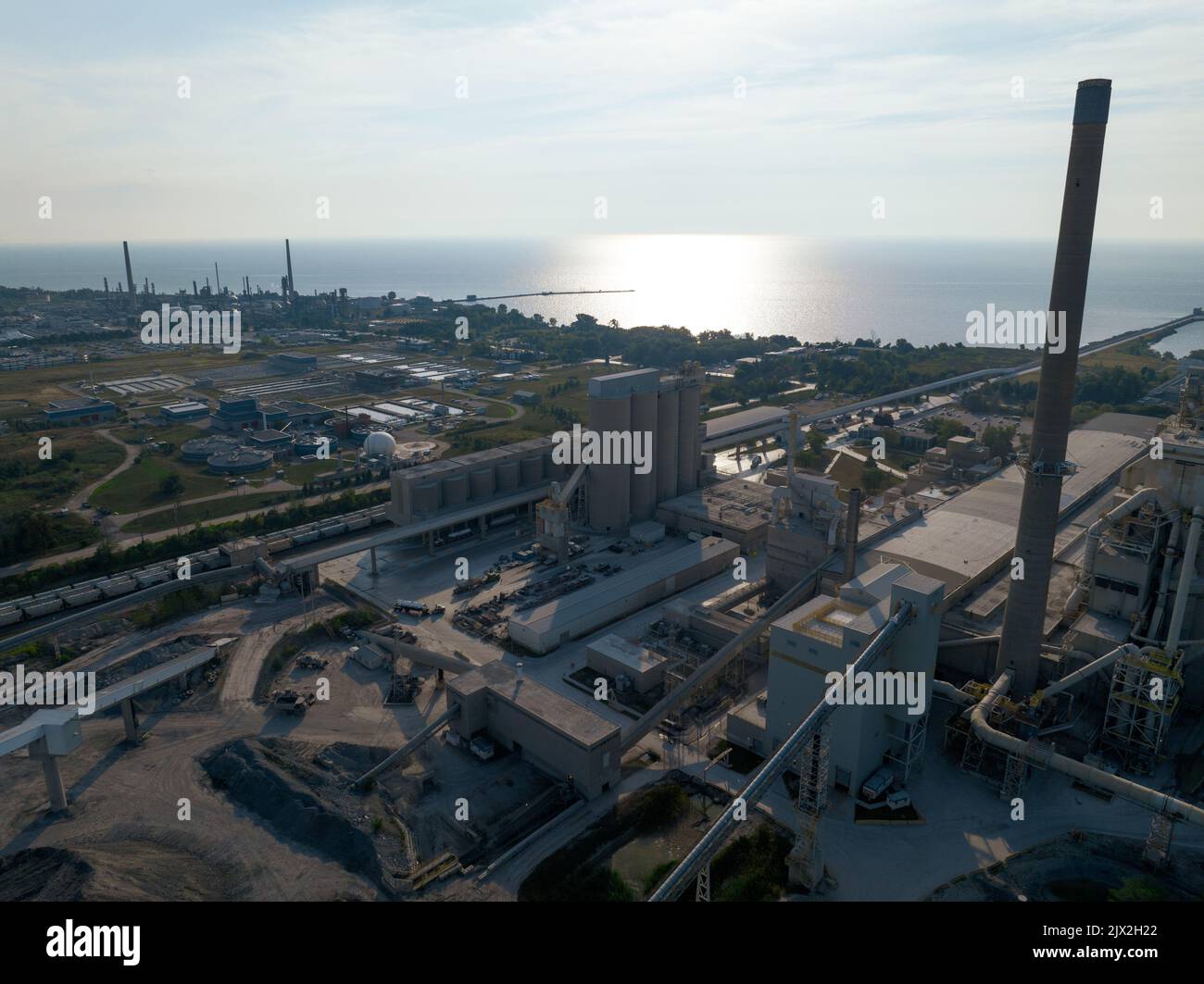 Un'antenna sopra un impianto di estrazione e lavorazione del carbone sul fronte del porto, visto la mattina presto. Foto Stock