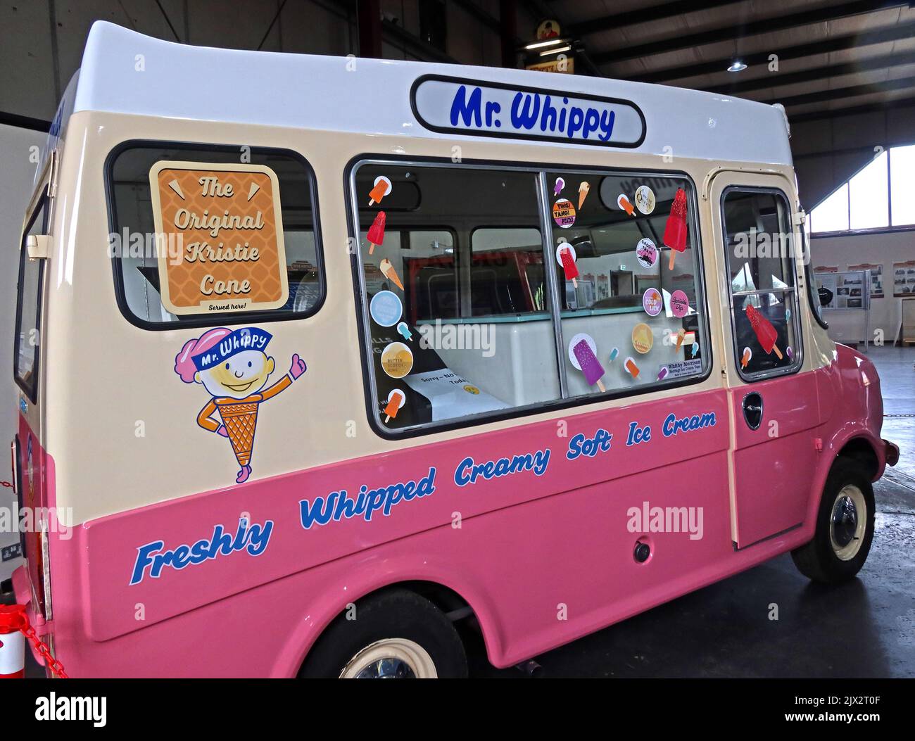Pink MR Whippy, furgone per gelato morbido appena sbattuto, costruito da Whitby Morrison, Crewe, Cheshire, Inghilterra, Regno Unito, CW1 6TT Foto Stock