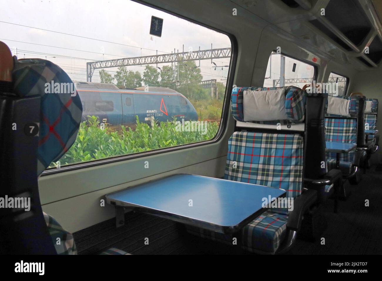 1st classe British Rail APT,BREL e British Rail Research Division Adv Passenger Train Prototype 370006 a Crewe,Cheshire,Inghilterra,UK con Pendolino Foto Stock