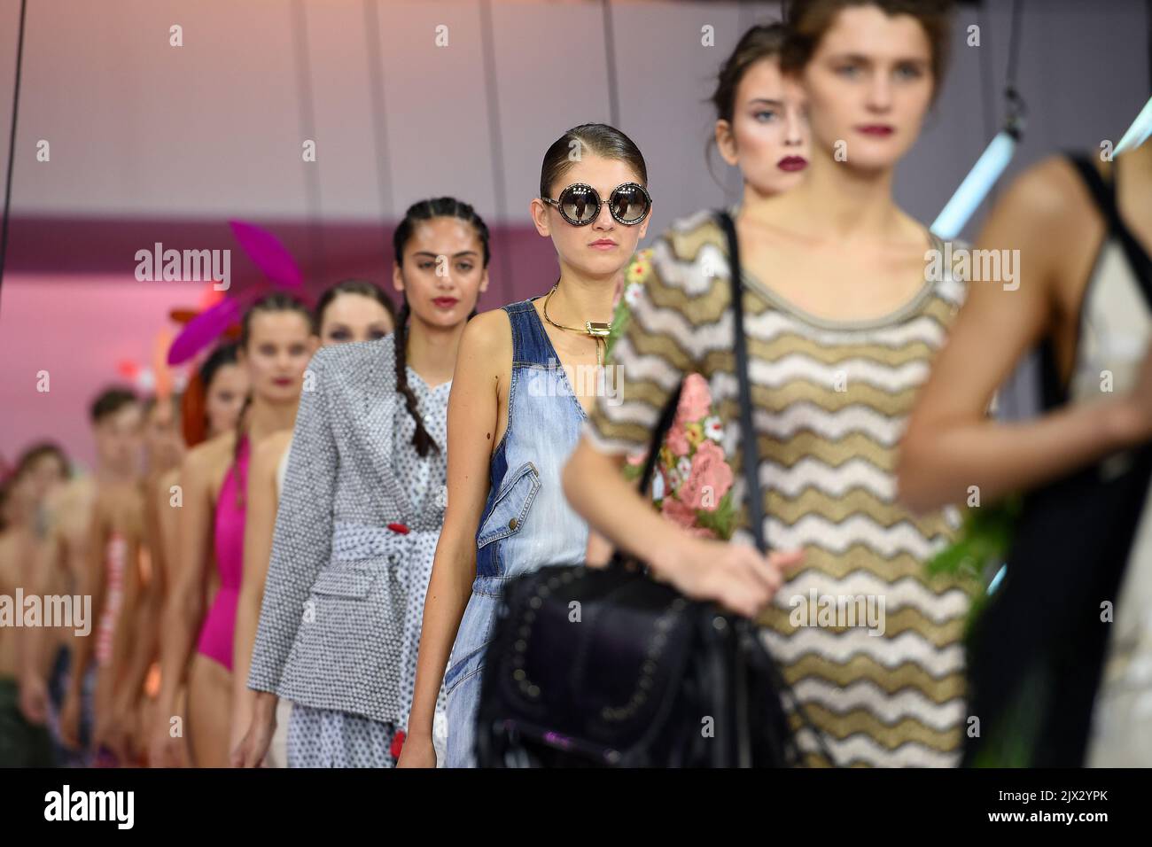 I modelli mostrano i disegni durante le prove di abbigliamento per il lancio della moda Myer Primavera 16 a Sydney, martedì 23 agosto 2016. (Immagine AAP/Dan Himbrechts) Foto Stock