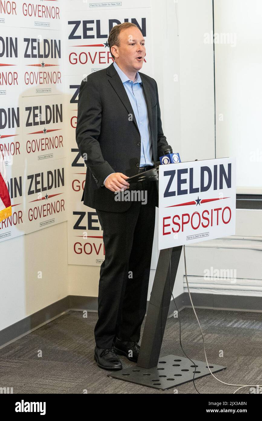 New York, New Yorkn, Stati Uniti. 6th Set, 2022. Partito repubblicano e conservatore candidato per la conferenza stampa del governatore Lee Zeldin sul tema del dibattito alla sede della campagna Zeldin NYC. Zeldin ha chiesto al governatore Kathy Hochul di unirsi a lui sul palco del dibattito per un minimo di cinque dibattiti televisivi in tutta New York. (Credit Image: © Lev Radin/Pacific Press via ZUMA Press Wire) Foto Stock