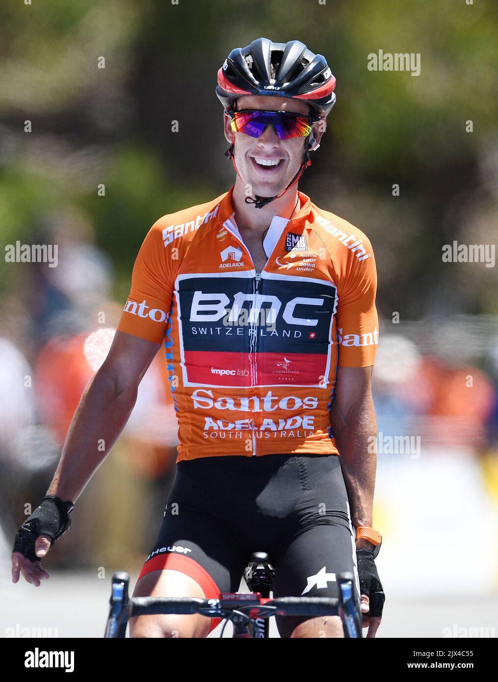 Il leader della gara Richie Porte del team BMC Racing sorride dopo aver  vinto la quinta tappa del Tour Down Under su Willunga Hill nei pressi di  Adelaide, sabato 21 gennaio 2017. (