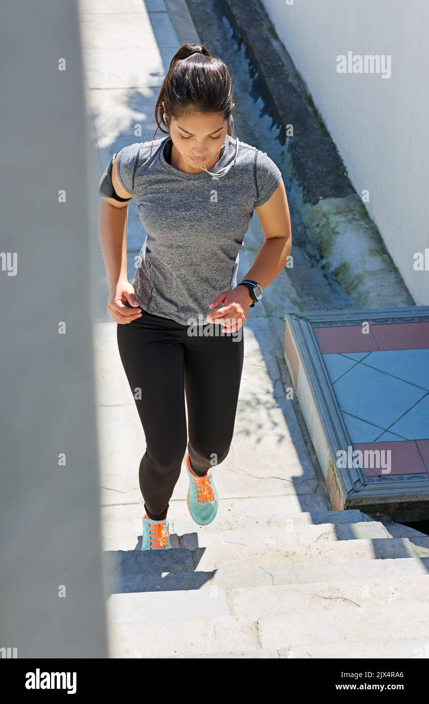 Correre su per le scale immagini e fotografie stock ad alta risoluzione -  Alamy