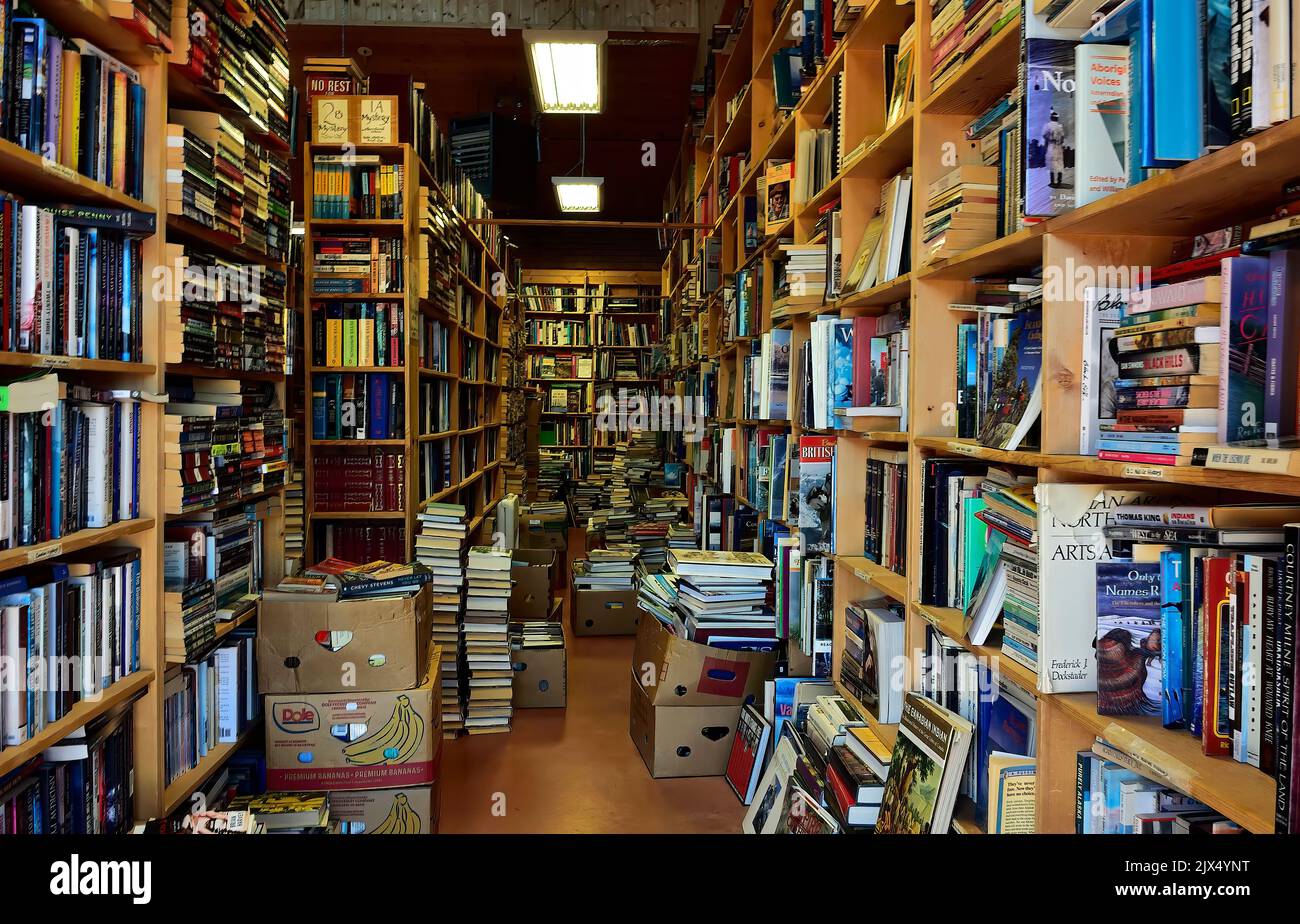 Una vista orizzontale dei libri sugli scaffali in una libreria a Coombs sull'isola di Vancouver British Columbia Canada Foto Stock