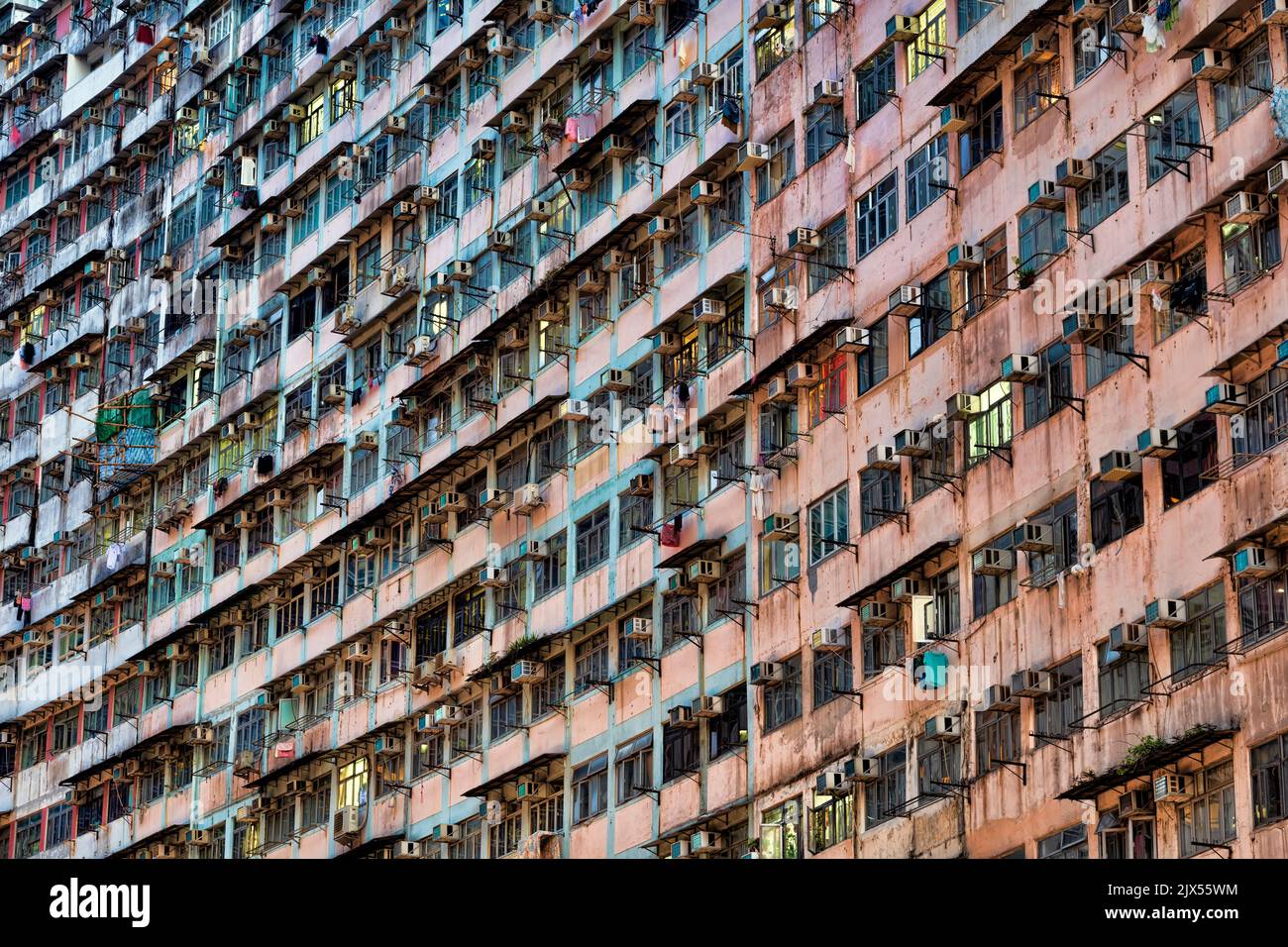 Affollati edifici residenziali vecchi, Hong Kong, Cina. Foto Stock