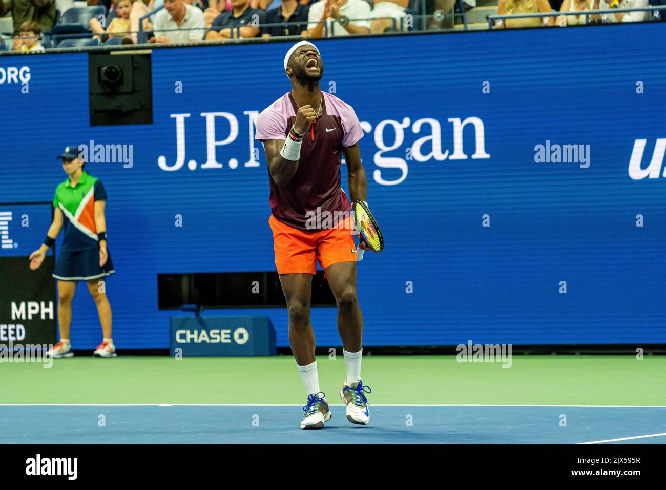 Frances Tiafoe (USA) sconfigge Rafael Nadal (ESP) nel R4 al 2022 US Open. Foto Stock