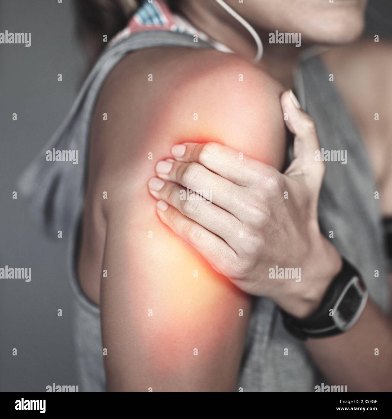 Quando l'infiammazione colpisce... una giovane donna che tiene la sua spalla ferita thats evidenziato in rosso. Foto Stock