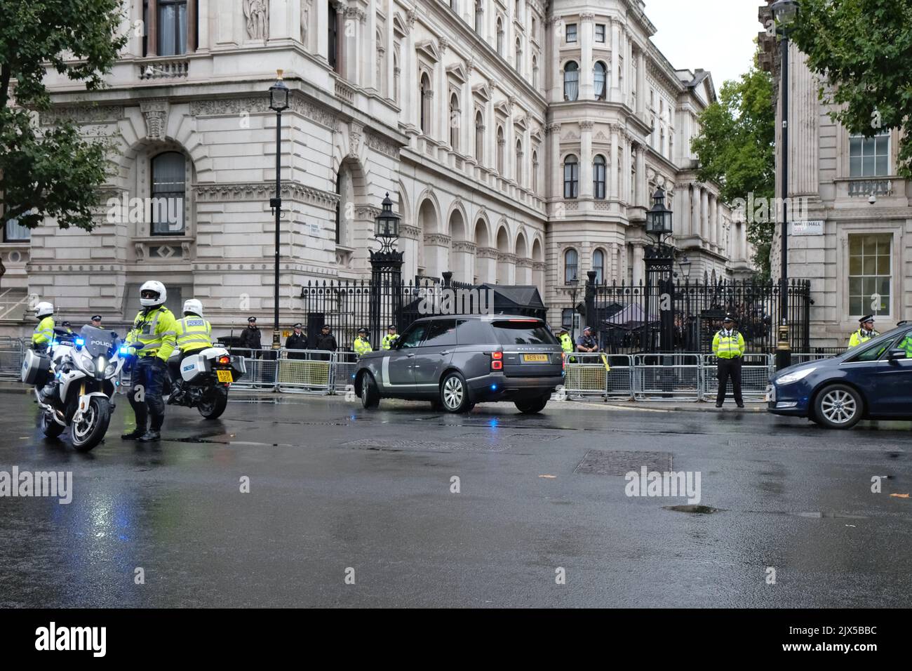 Londra, Regno Unito, 6th settembre 2022. Il motorcade di Liz Truss arriva all'ingresso di Downing Street dopo la pioggia, a volte torrenziale ritardando il suo ritorno al numero 10. In seguito all'esito del voto dei membri del Partito conservatore, Liz Truss si è recato a Balmoral per incontrare la Regina, diventando il nuovo primo ministro britannico dopo essere stato invitato dal monarca a formare un nuovo governo. Credit: Undicesima ora Photography/Alamy Live News Foto Stock