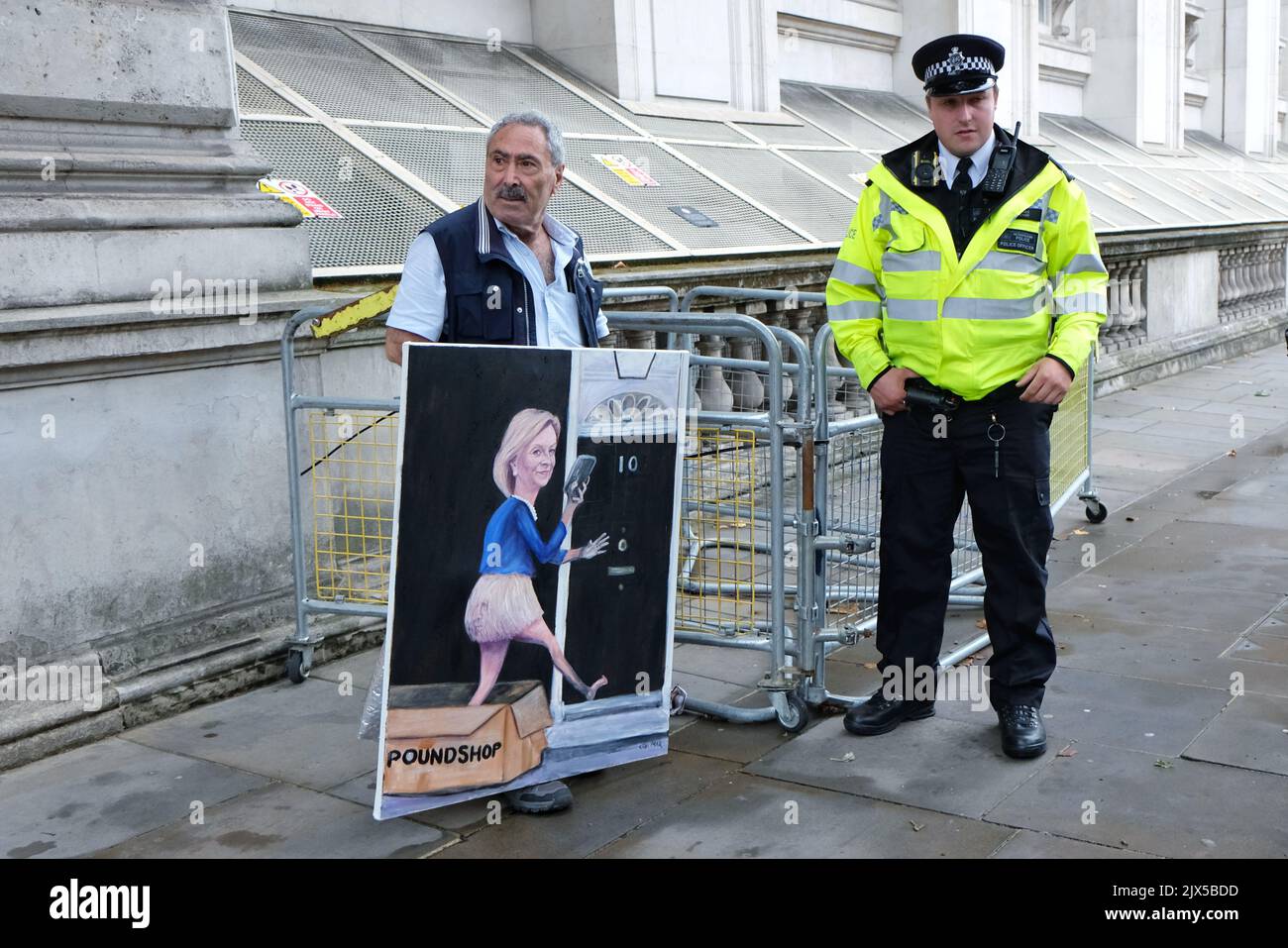 Londra, Regno Unito, 6th settembre 2022. L'artista politico Kaya Mar mostra il suo ultimo dipinto satirico, con Liz Truss che esce dalla scatola contrassegnata come " Poundland" e con una debole immagine del volto di Boris Johnson sul fondo, i suoi capelli sembrano radunarsi come una gonna. Dopo il risultato del voto dei membri del Partito conservatore lunedì, Liz Truss si è recato a Balmoral per incontrare la Regina, diventando il nuovo primo ministro britannico. Credit: Undicesima ora Photography/Alamy Live News Foto Stock