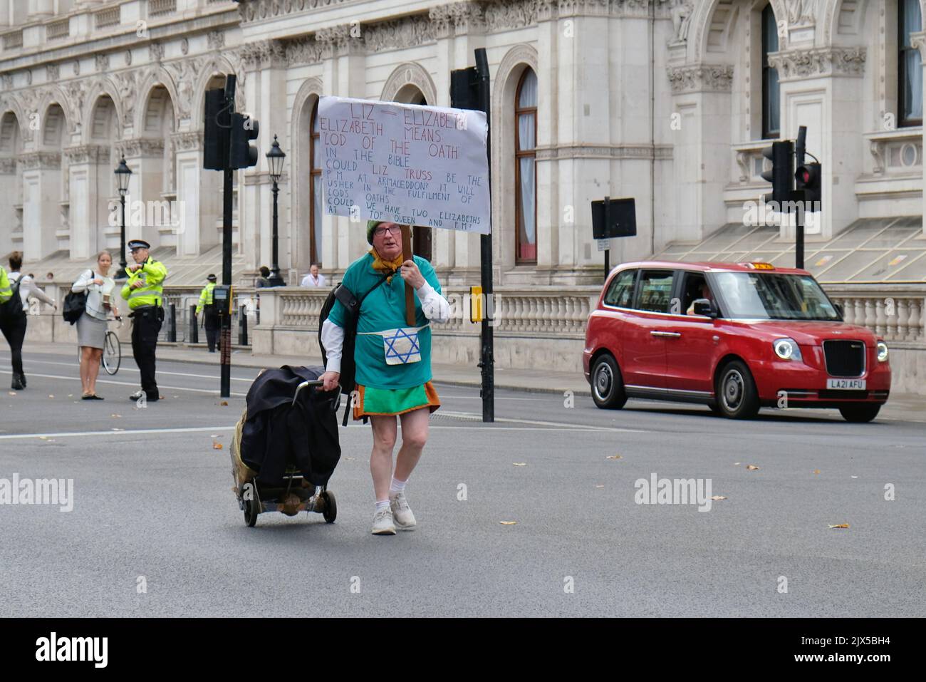 Londra, Regno Unito, 6th settembre 2022. Il proteser Neil Horan porta un cartello su Liz Truss mentre cammina lungo Whitehall. Dopo il risultato del voto dei membri del Partito conservatore, Liz Truss si è recato a Balmoral per incontrare la Regina, diventando il nuovo primo ministro britannico. Credit: Undicesima ora Photography/Alamy Live News Foto Stock