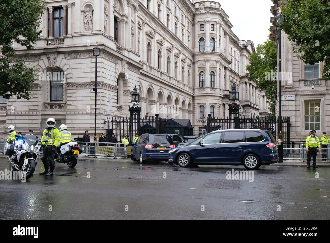 Londra, Regno Unito, 6th settembre 2022. Il motorcade di Liz Truss arriva all'ingresso di Downing Street dopo la pioggia, a volte torrenziale ritardò il suo ritorno. In seguito all'esito del voto dei membri del Partito conservatore, Liz Truss si è recato a Balmoral per incontrare la Regina, diventando il nuovo primo ministro britannico dopo essere stato invitato dal monarca a formare un nuovo governo. Credit: Undicesima ora Photography/Alamy Live News Foto Stock