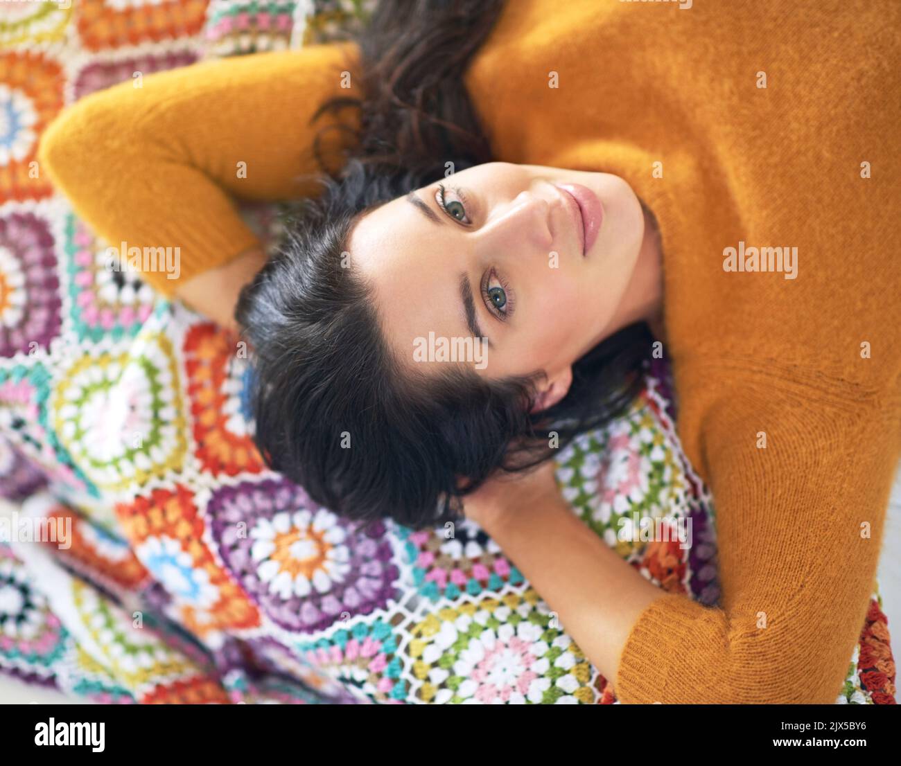 E' un sabato lento. Ritratto ad angolo alto di una giovane donna sdraiata sul suo letto. Foto Stock