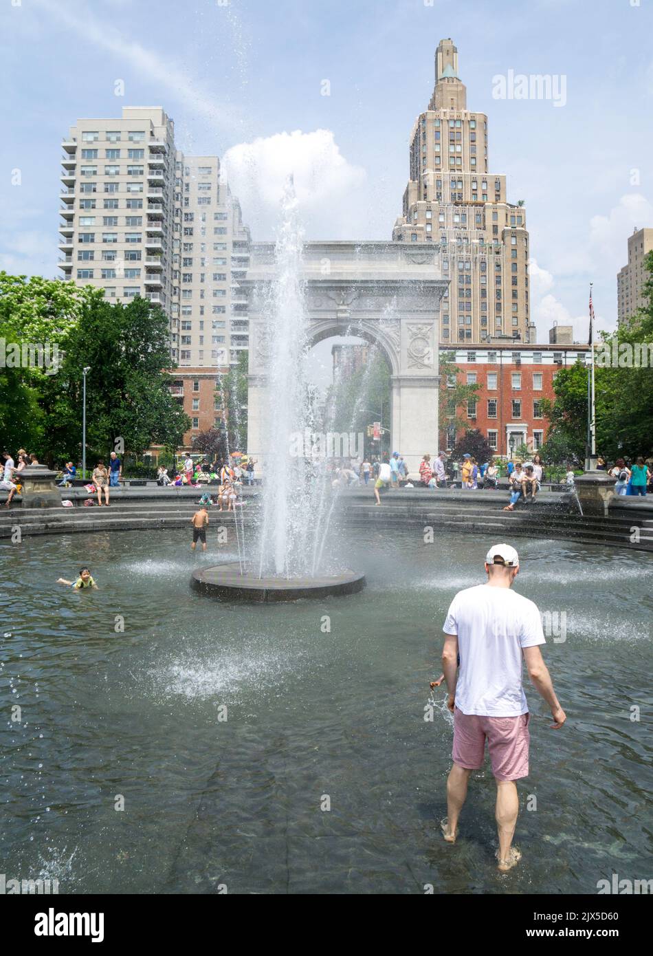 Battendo il caldo nella fontana del Washington Square Park, New York City. Foto Stock