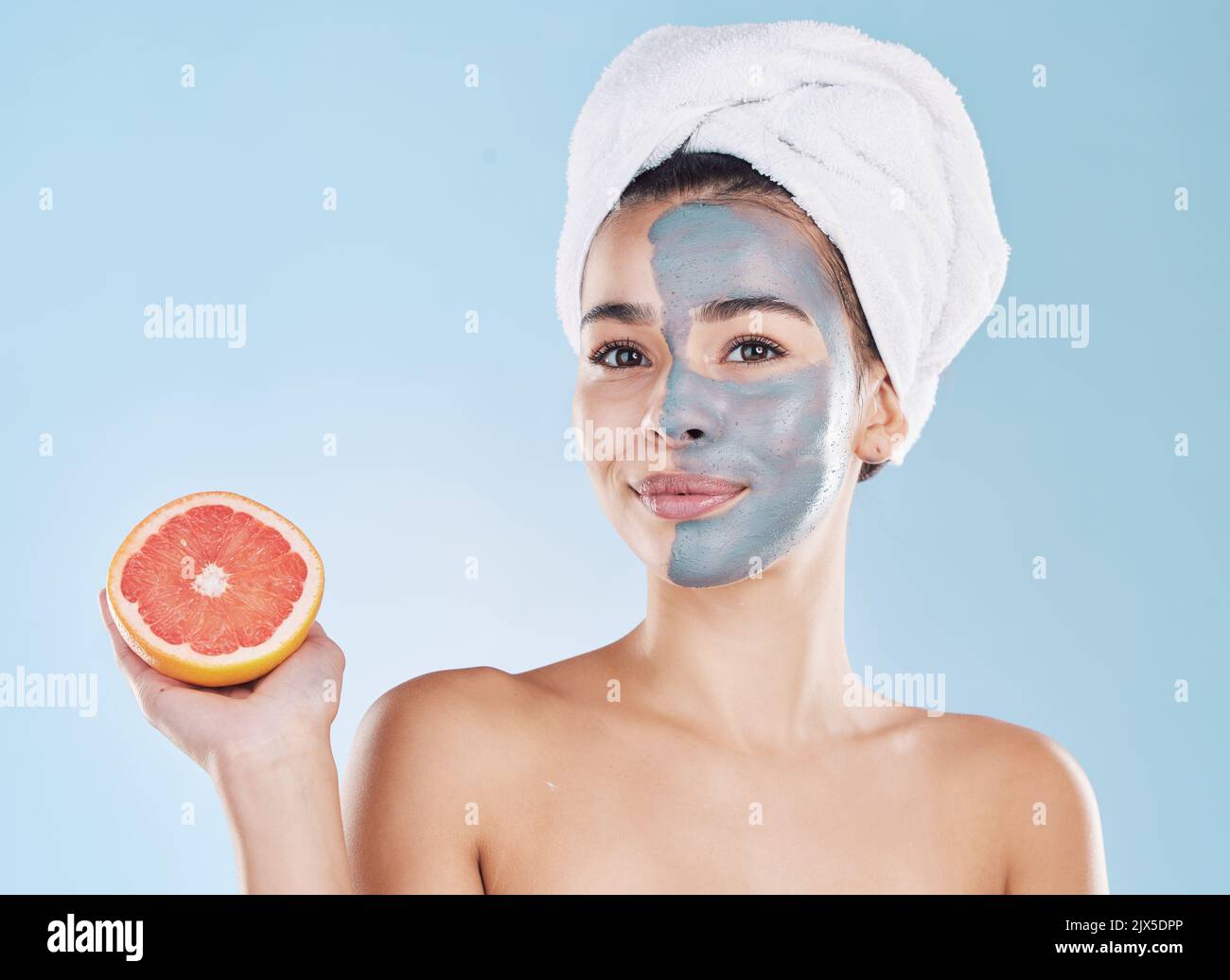 Donna, cura della pelle e pompelmo maschera viso, bellezza biologica e benessere per antinvecchiamento sano, fresco disintossicazione e viso naturale pulito su sfondo blu Foto Stock